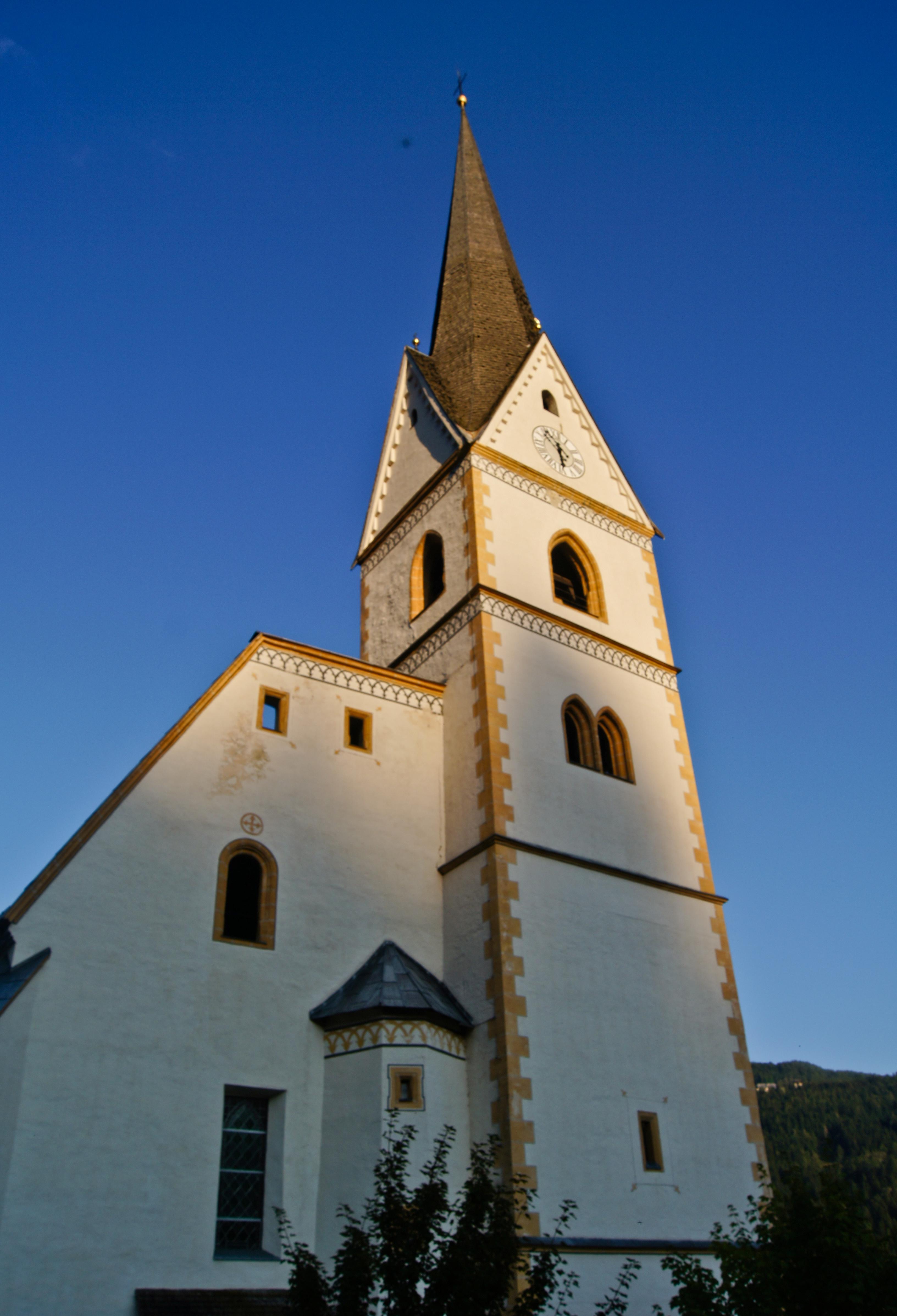 Kath. Pfarrkirche Mariä Geburt mit ummauertem Kirchhof
