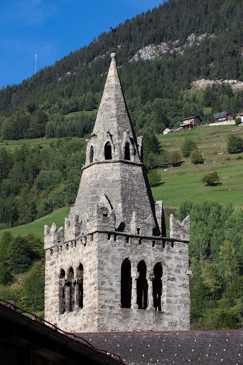Glockenturm und Kirche Saint-Nicolas von Myra