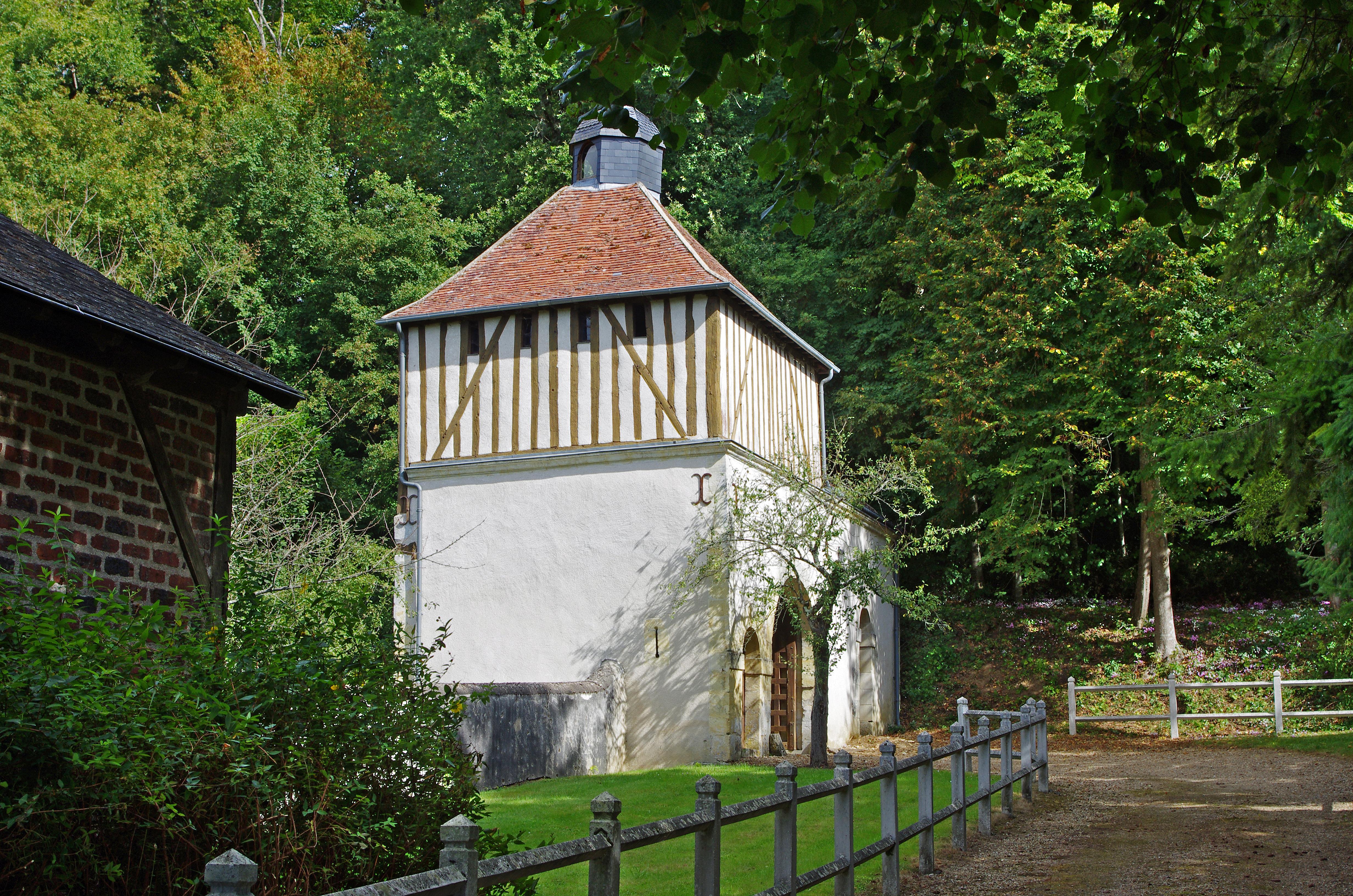 Pigeonnier a pans de bois de la Restrie