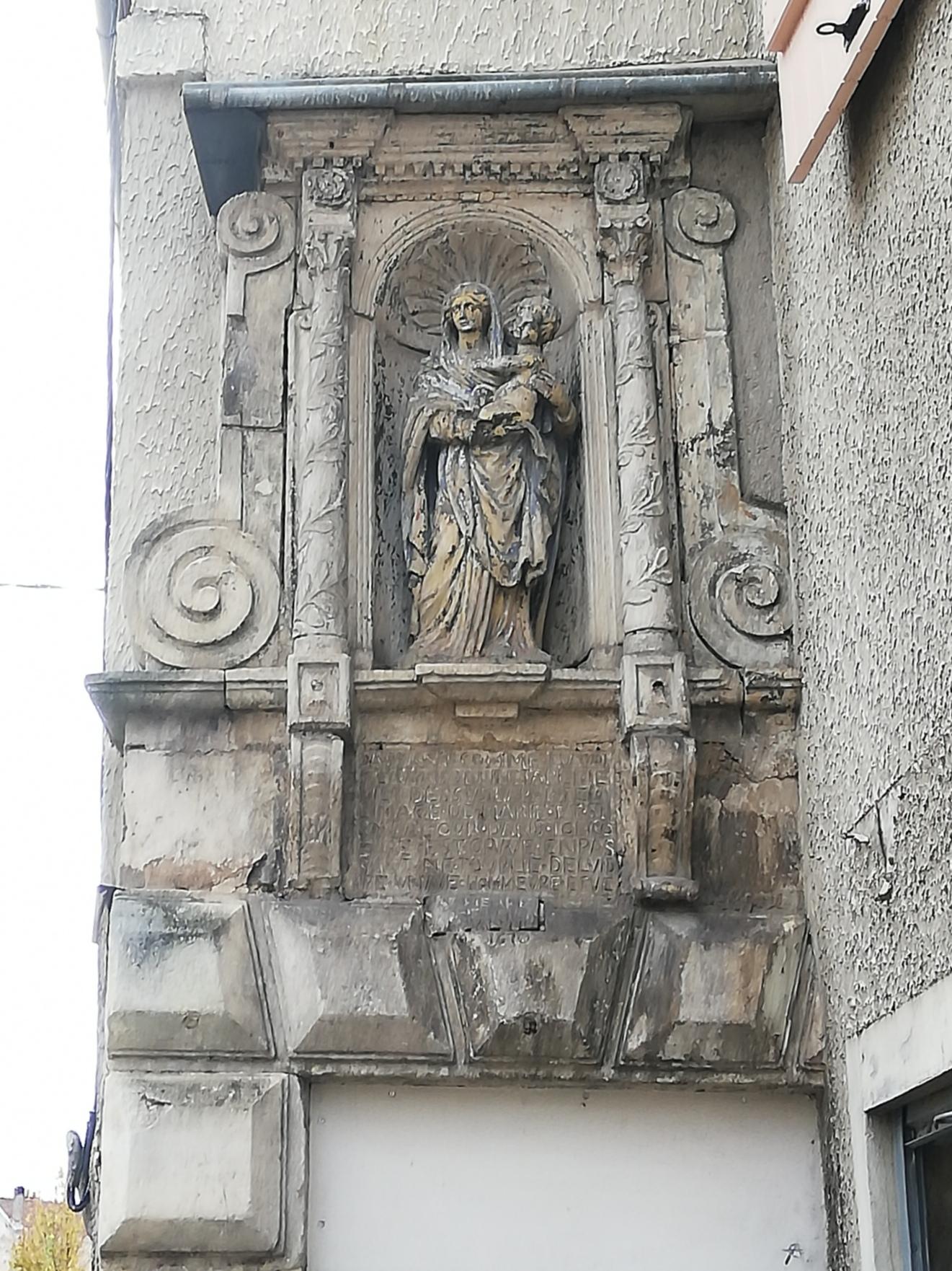 Statue de la Vierge a l'Enfant