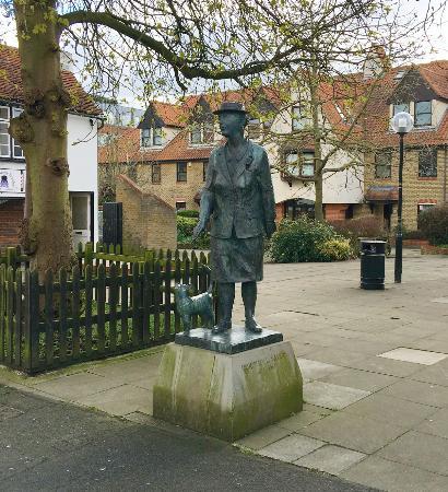 Dorothy L Sayers Statue