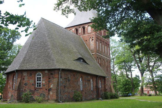 Kościół w Iwięcinie pw. Matki Boskiej Królowej Polski