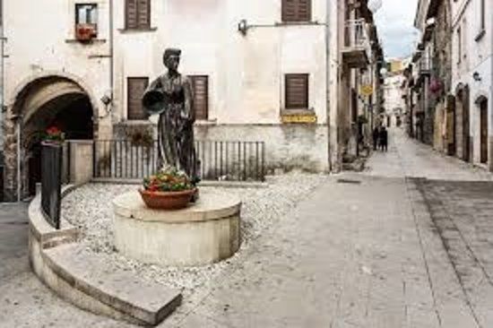 Statua della Donna di Scanno