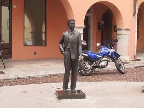 Statua di Carlo Michelstaedter