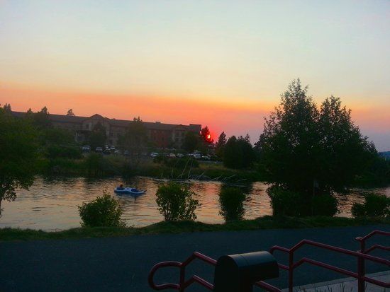 Red Robin America's Gourmet Burgers and Spirits