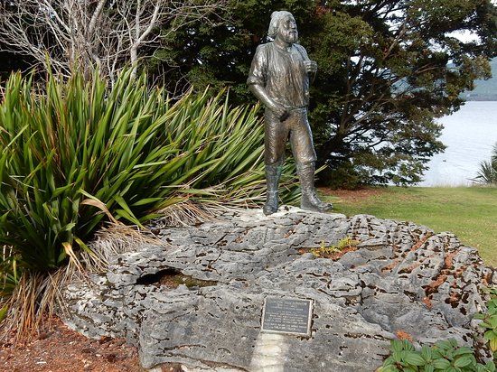 Quintin Mackinnon Monument