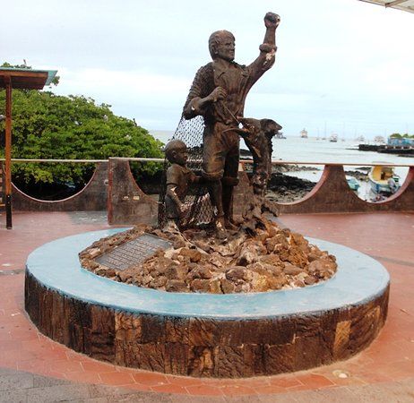 Monumento al Pescador Galapagueno