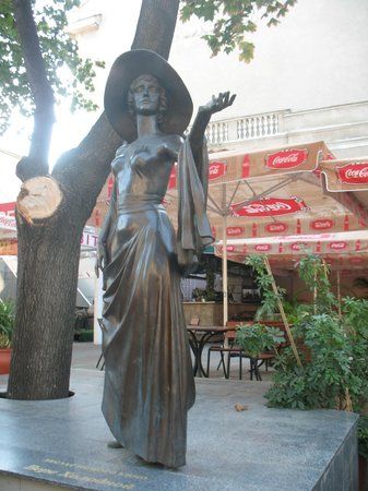 Monument to Vera Holodnaya