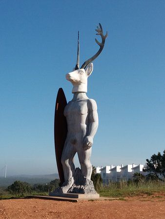 Estatua Homenagem aos surfistas e a Nossa Senhora da Nazare