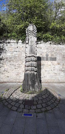 'A Hunger For Knowledge' Statue