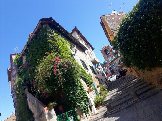 Vicolo della Grondarella con vista lago