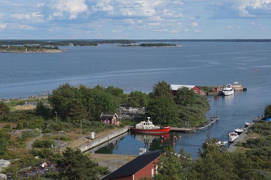 Kylmapihlaja Lighthouse Island
