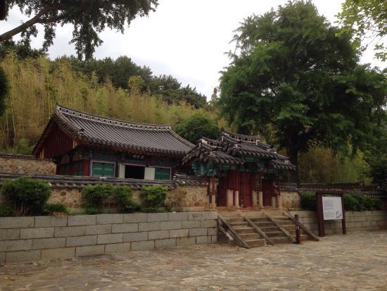 Chungnyeolsa Temple