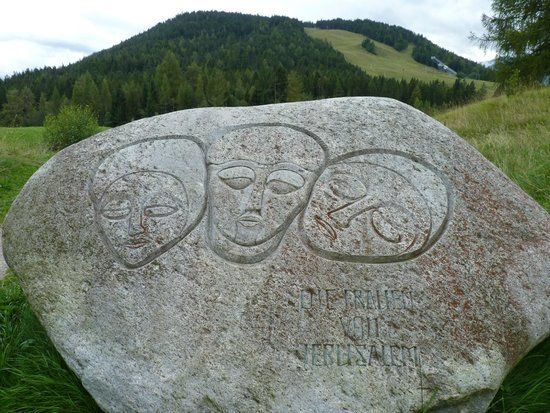 Cercle de pierre et chemin de croix