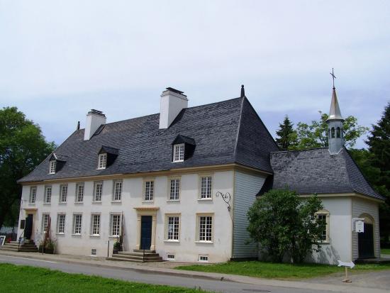 Mauvide-Genest Manor