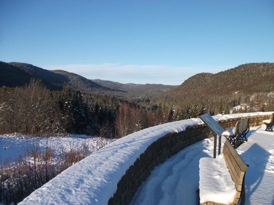 Place de l'Eglise Saint-Edmond-de-Stoneham