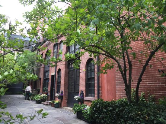 Sniffen Court Historic District