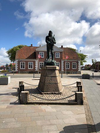 Mylius Erichsen Statue