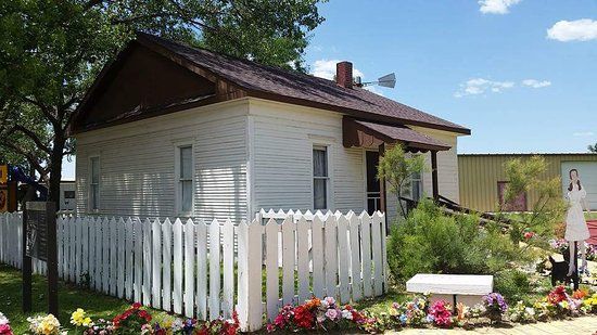 Dorothy's House and the Land of Oz