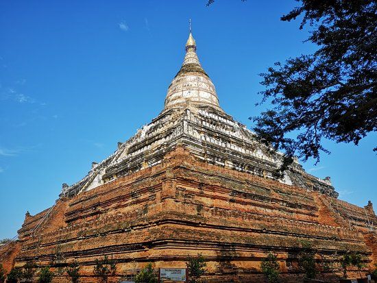 Shwe San Daw giant reclining Buddha