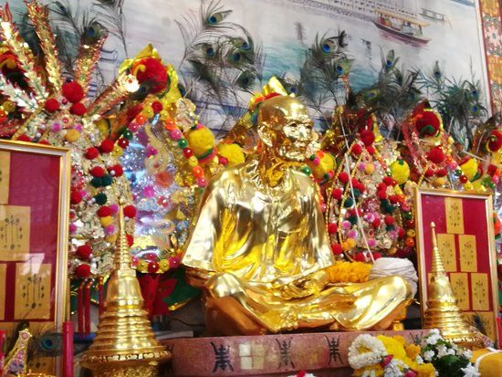 Wat San Chao Floating Market