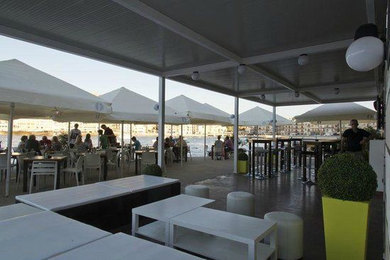 Otters Bistro & Lounge