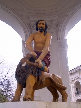 Samson-Brunnen