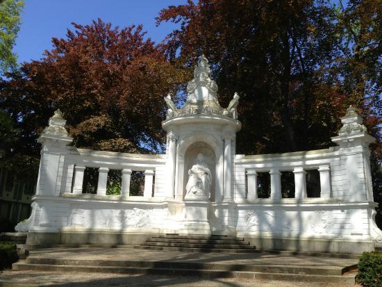 Kaiserin-Augusta-Denkmal