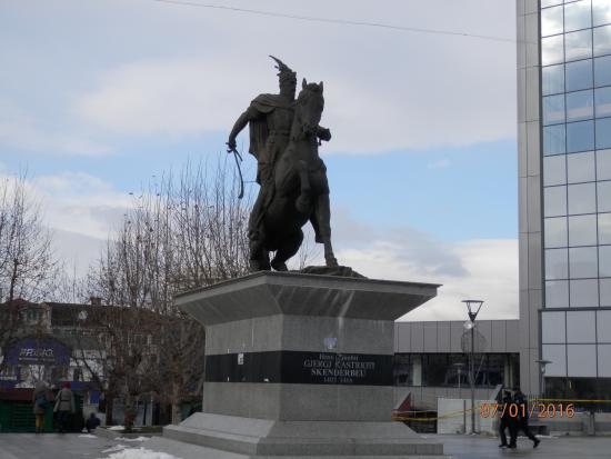 Skanderbeg statue