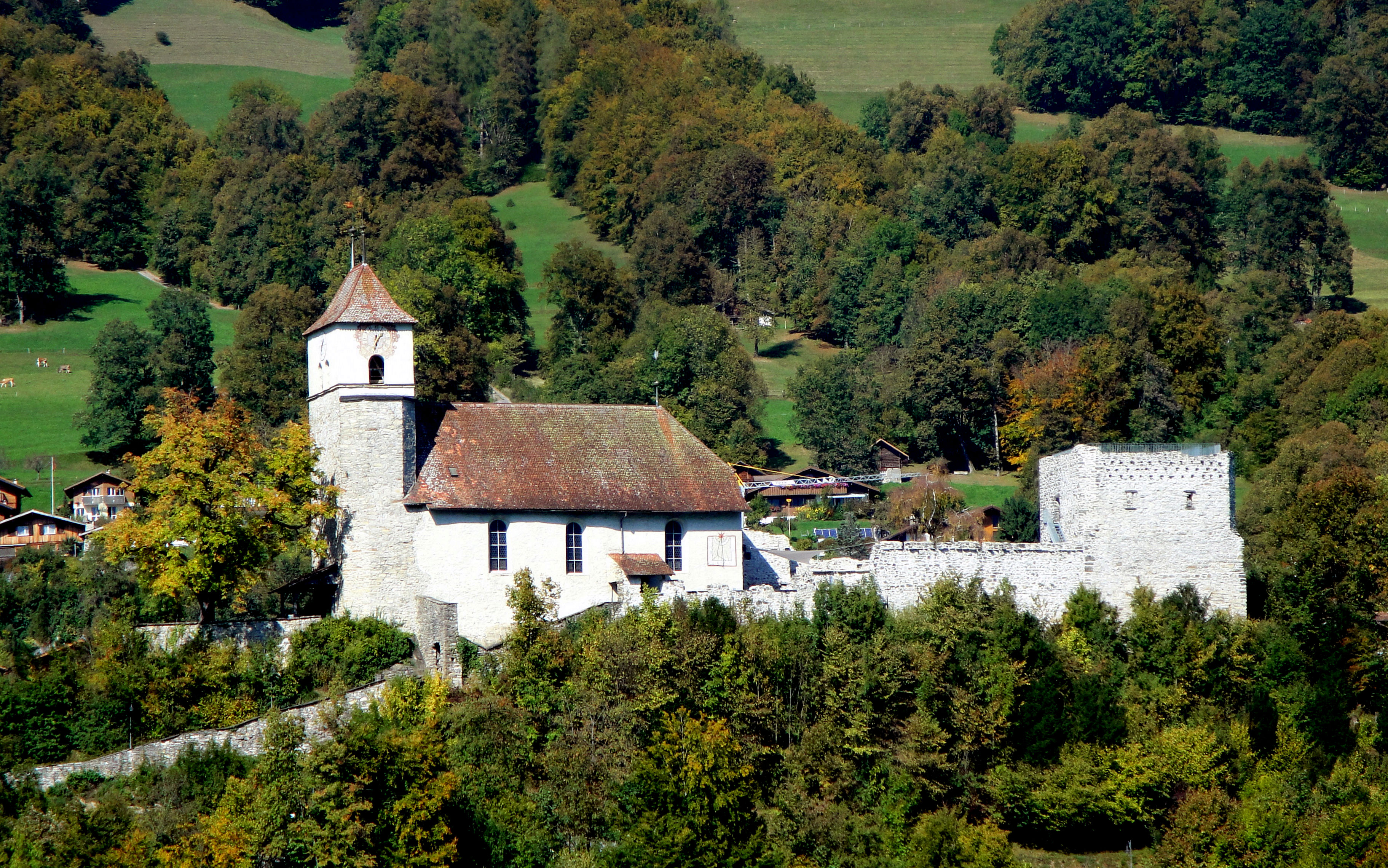 Kirche und Burgruine
