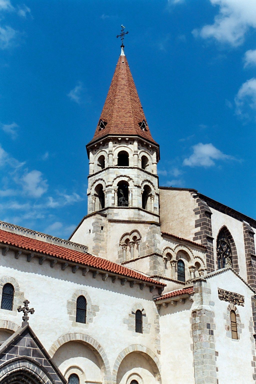 Collegiale Saint-Victor et Sainte-Couronne d'Ennezat