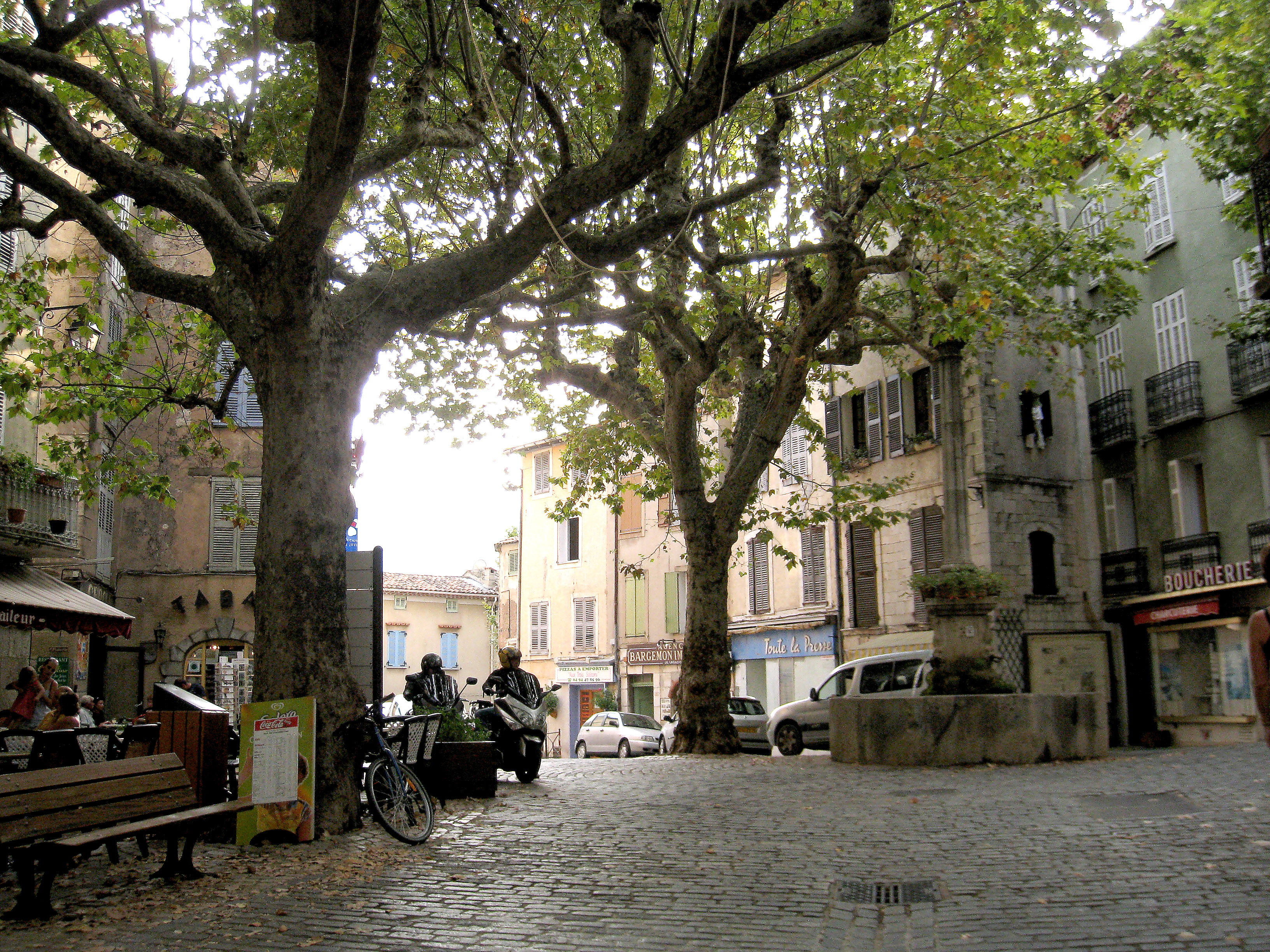 Fontaine du 18s decorant la place