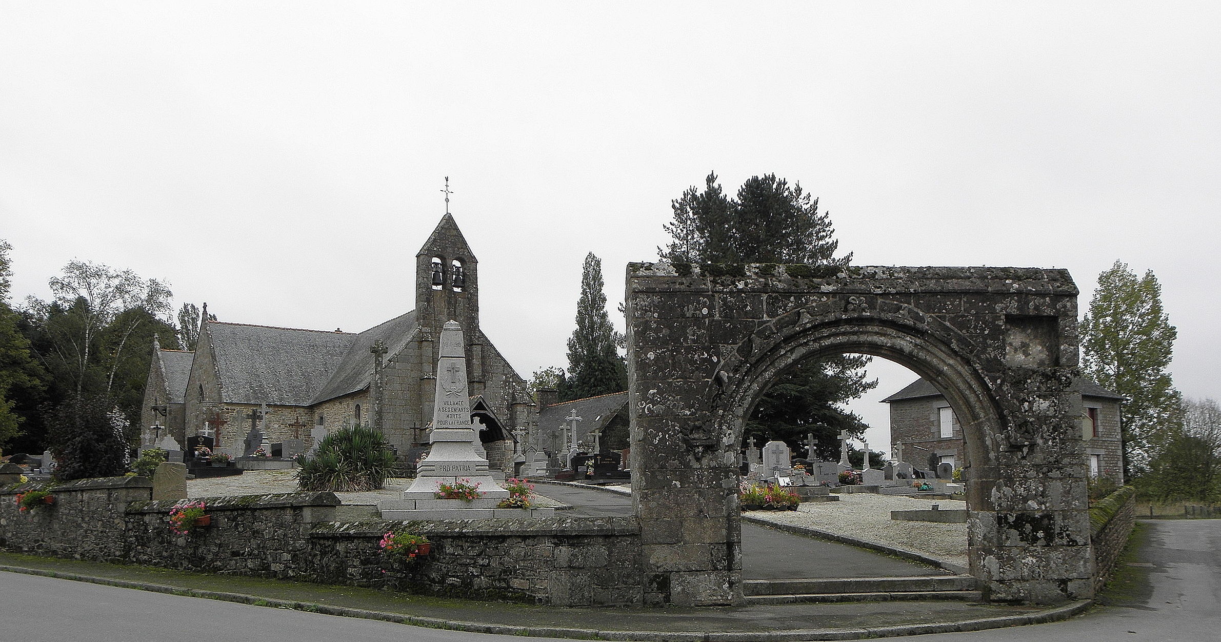 Eglise Saint-Martin et porte du cimetiere