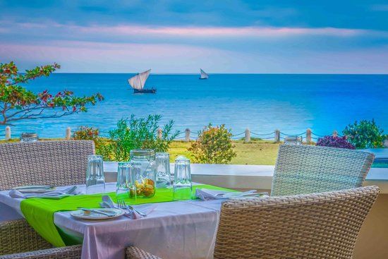 6 Degrees South Grill and Wine Bar