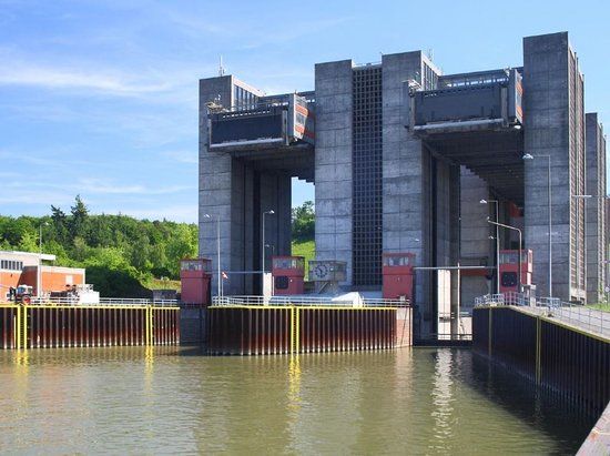 Scharnebeck twin ship lift