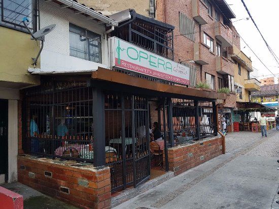 Opera Pizzería & e Medellín