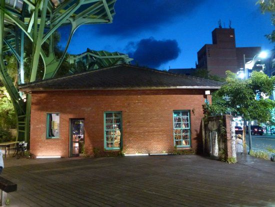 Baiguo Tree Red Brick House