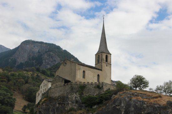 Kirche St. Roman mit altem Pfarrhaus